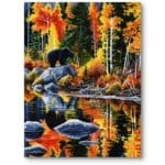 Obraz do gabinetu niedźwiedź nad jesienną rzeką realistyczny pomarańczowo-żółty Obraz do gabinetu niedźwiedź nad jesienną rzeką realistyczny pomarańczowo-żółty