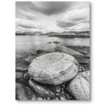 Plakat do biura minimalistyczny krajobraz skalisty brzeg jeziora czarno-biały Plakat do biura minimalistyczny krajobraz skalisty brzeg jeziora czarno-biały