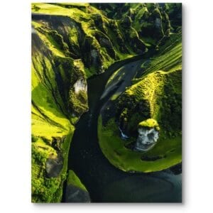 Plakat do salonu i biura polskie góry malownicza rzeka między zielonymi wzgórzami zielono-czarny