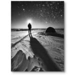 Plakat do salonu nocna fotografia artystyczna podróżnik w zimie czarno-białe