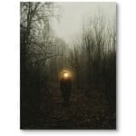 Plakat do salonu nowoczesny krajobraz las tajemnicza postać z lampą czarno-żółty