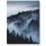 Plakat do salonu skandynawskiego mgła w górskim lesie fotografia niebiesko-czarny