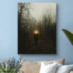 Plakat krajobraz las tajemnicza postać z lampą