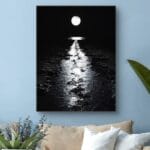 Plakat nocny krajobraz pełnia księżyca nad wodą
