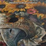 Obraz olejny do salonu maska wśród kwiatów