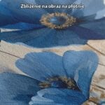 Obraz do salonu niebieskie maki na beżowym tle