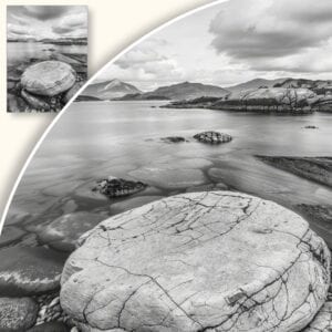 Plakat Czarno-biały krajobraz skalistego brzegu jeziora